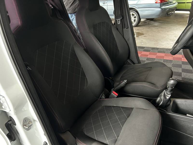 RENAULT - KWID - 2017/2018 - Branca - R$ 39.900,00