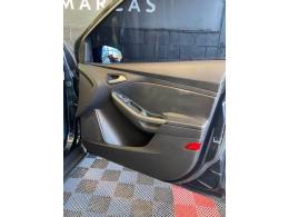 FORD - FOCUS - 2013/2014 - Preta - R$ 51.900,00