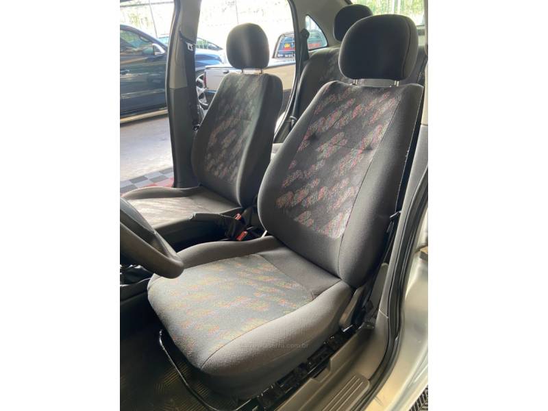 CHEVROLET - CORSA - 2005/2005 - Cinza - R$ 22.900,00