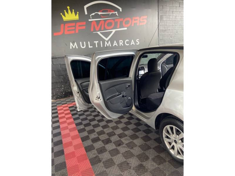 RENAULT - SANDERO - 2015/2015 - Prata - R$ 35.900,00