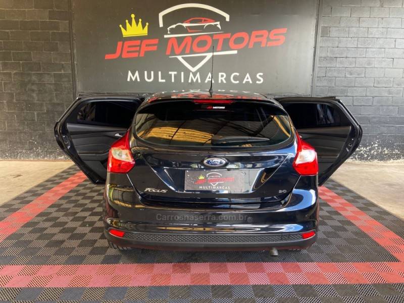 FORD - FOCUS - 2013/2014 - Preta - R$ 51.900,00