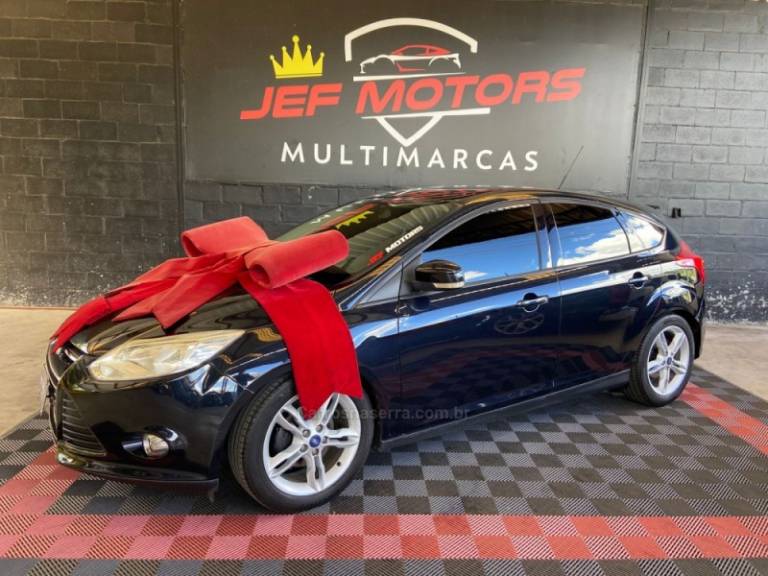 FORD - FOCUS - 2013/2014 - Preta - R$ 51.900,00